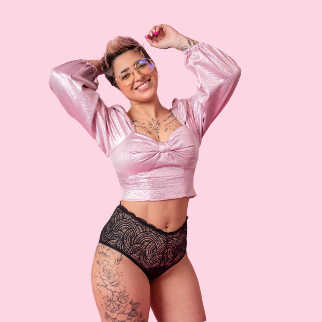 La modelo está usando Rafaella en talla M